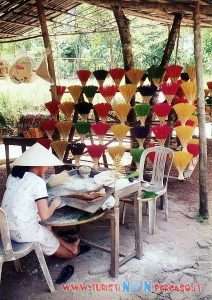 Tempio vietnamita decorato con statue e dettagli colorati