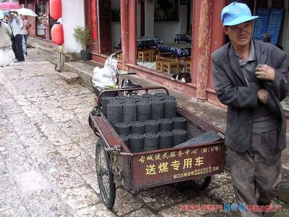 Strada della città antica di Lijiang con edifici tradizionali