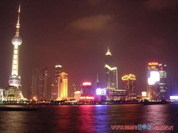 Skyline moderno di Shanghai visto dal fiume Huangpu