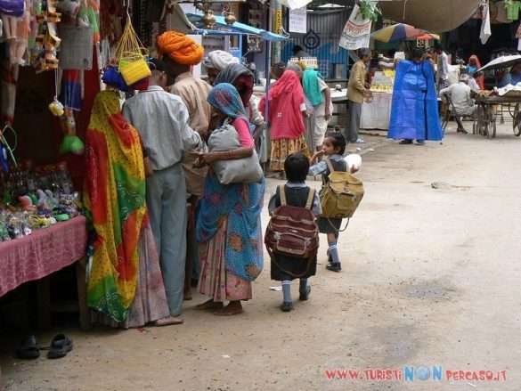 Strada del centro storico di Pushkar con negozi e bancarelle