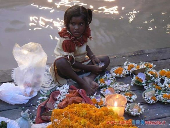 Bambina sulle rive del Gange a Varanasi