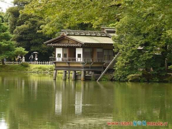 Stagno e paesaggio tradizionale del giardino Kenrokuen