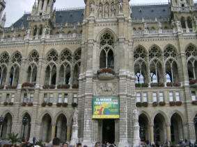 Scorcio elegante del centro di Vienna con architettura storica