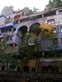 Strada pedonale di Vienna con edifici storici