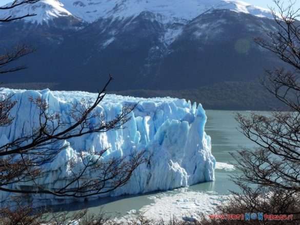 Ghiacciaio Perito Moreno in Patagonia con crolli di ghiaccio