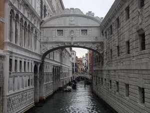 Canale secondario di Venezia con ponticello e case colorate