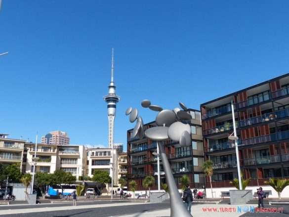 Auckland in Nuova Zelanda con il porto e le barche a vela