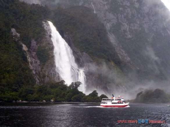 Milford Sound in Nuova Zelanda con montagne e cascate