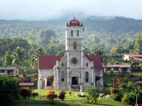 Villaggio sulla costa delle Fiji