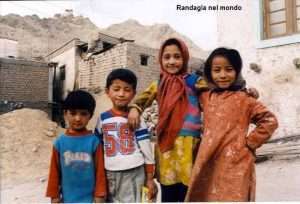 children-in-Leh_gira