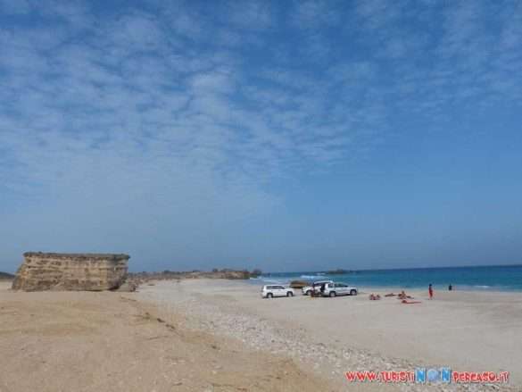 Spiaggia di Al Fazayah in Oman con mare e montagne