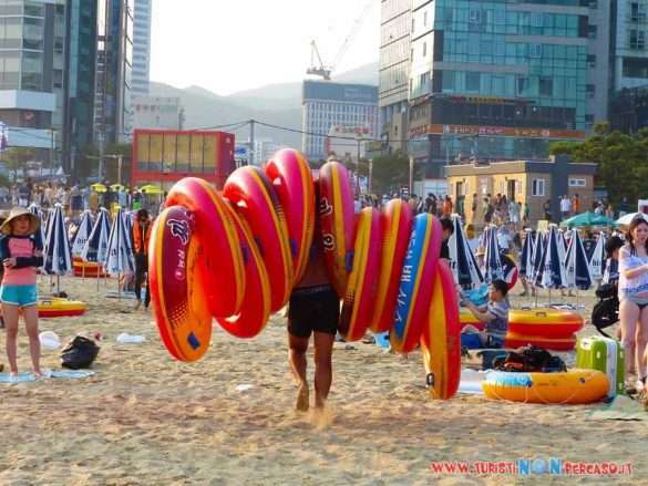 vista panoramica delle spiagge di Busan Corea del Sud in piena estate