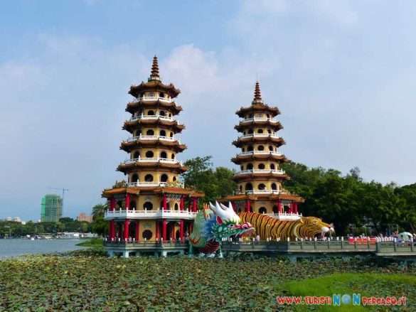 Pagode del Drago e della Tigre a Kaohsiung Taiwan