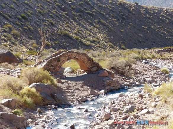 Ponte dell’Inca in Argentina con colori minerali e paesaggi andini