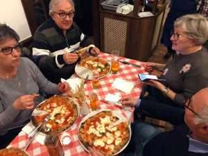 Turisti in pizzeria