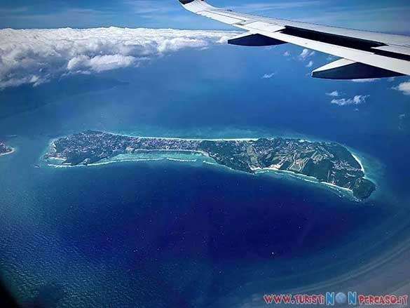Dall'aereo la spiaggia di Boracay con mare turchese